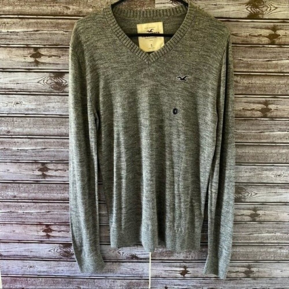 Hollister Men's Long-Sleeved Sweater Size S Lighter Weight V-Neck Logo NWT